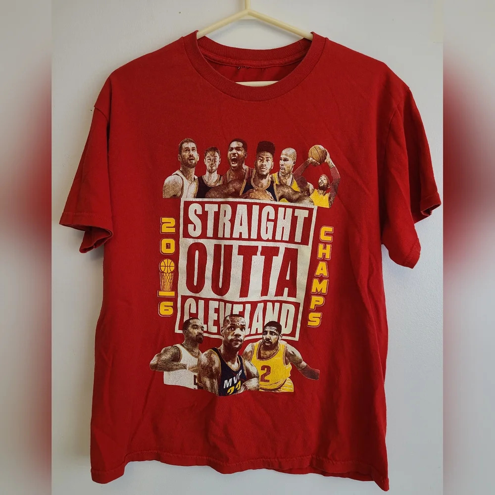 Cavaliers RStraight Outta Cleveland TShirt 2016 NBA Champs LeBron James, Red, M